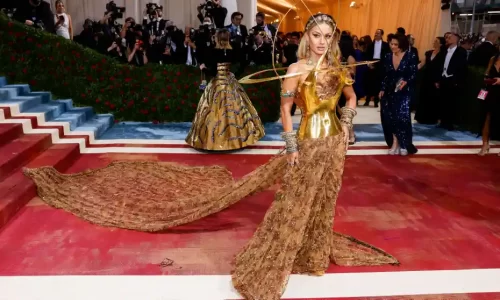 Designed by Sabyasachi Mukherjee and styled with a gold Schiaparelli bodice, that sari was worn by Indian businessperson and socialite Natasha Poonawalla, and made headlines around the world for its dramatic mix of Indian and western couture.